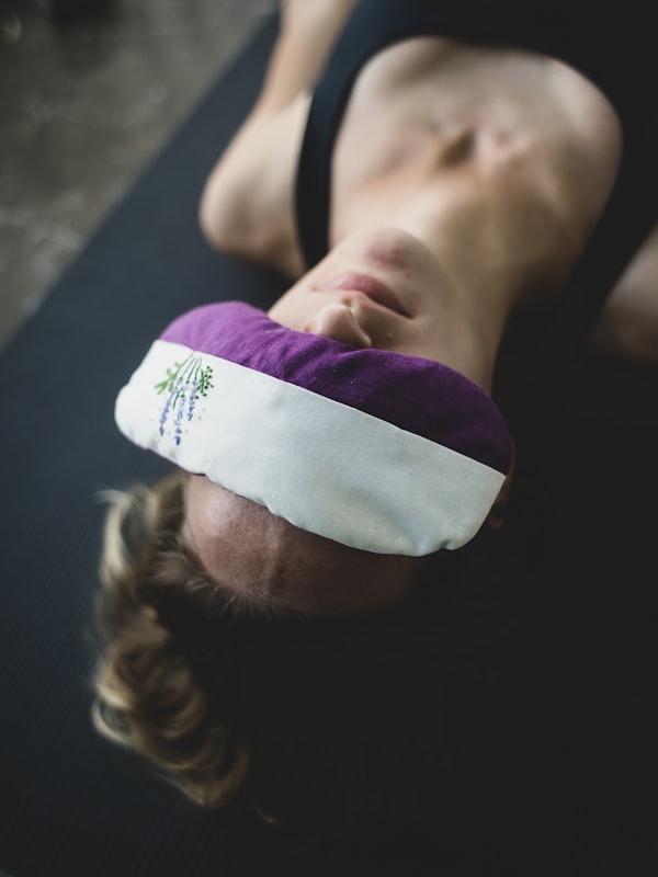 Weighted eye pillow
